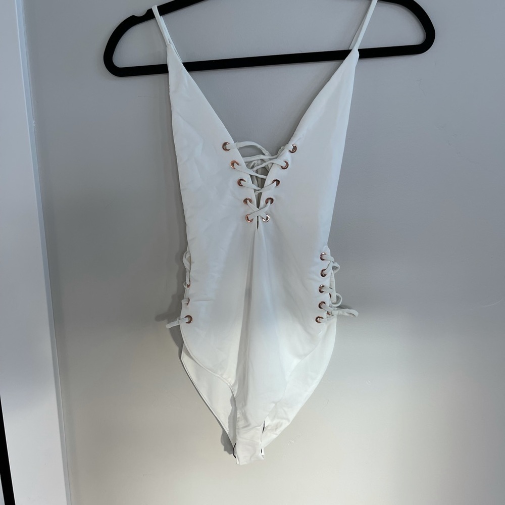 ⭐️ NEW WHITE SWIMSUIT ⭐️